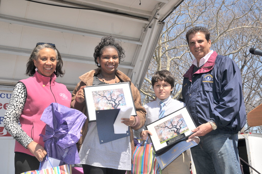 Essex County Executive Joseph N. DiVincenzo, Jr. (right)
congratulates Robert Treat Academy seventh-grader Asia Moore from Newark and
Oliver Street School fourth-grader Vincent Vides from Newark for having the
winning entries in the "Why My Essex County Park is Important to Me" Essay
Contest. Moore wrote about Essex County Branch Brook Park and Essex County
Turtle Back Zoo. Vides wrote about Essex Independence Park. The two students
read their essay during the opening ceremony at the 35th Annual Essex County
Cherry Blossom Bloomfest on Sunday, April 17th in Essex County Branch Brook
Park. The contest was open to all fourth and seventh grade students in Essex
County. With the County Executive is Branch Brook Park Alliance
Co-Chairwoman Barbara Bell Coleman.